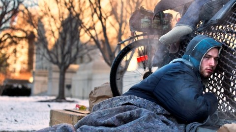 Nick es uno de tres desamparados que duermen  a unos pasos del Capitolio en Washington, D.C., donde estuvo helado el sábado.