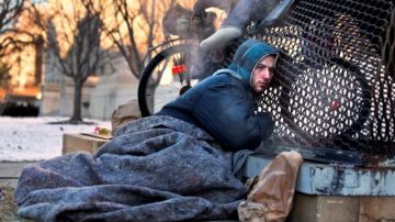 Nick es uno de tres desamparados que duermen  a unos pasos del Capitolio en Washington, D.C., donde estuvo helado el sábado.