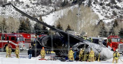 Personal de emergencias trabaja cerca de un avión de pasajeros que se estrelló al aterrizar en el aeropuerto del condado Aspen-Pitkin, en Aspen, Colorado, el domingo 5 de enero de 2014.