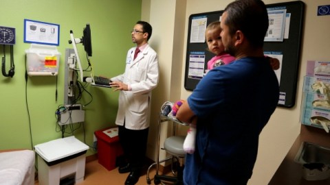 Los latinos buscan asesoría en español, aunque hablen inglés.