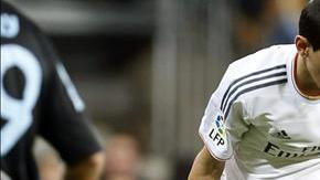 El centrocampista argentino del Real Madrid Ángel di Maria (i) pelea un balón con el centrocampista chileno del Celta Fabián Orellana.