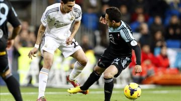 El centrocampista argentino del Real Madrid Ángel di Maria (i) pelea un balón con el centrocampista chileno del Celta Fabián Orellana.