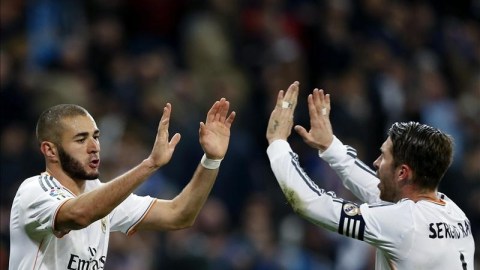 El delantero francés del Real Madrid, Karim Benzema, celebra con su compañero Sergio Ramos el primer gol de su equipo ante el Celta.