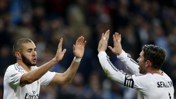 El delantero francés del Real Madrid, Karim Benzema, celebra con su compañero Sergio Ramos el primer gol de su equipo ante el Celta.