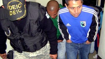 Juliano Rangel y Milton Leal, jugadores del equipo guatemalteco Xelajú, en el momento en que se entregaron.