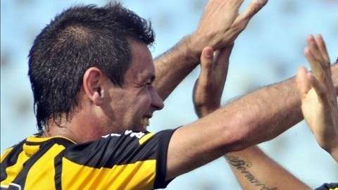 Los jugadores de Peñarol Antonio Pacheco y Luis Aguiar.