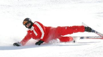 Imagen del 2006 en la que se ve al piloto Michael Schumacher caer mientras esquiaba en Madonna di Campiglio, Italia.