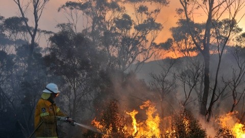 Las autoridades afirman que el fuego lo mantienen bajo control.