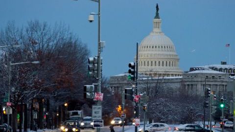 Debido a la tormenta invernal que azota el este del país, se postergó el voto para la extensión de beneficios de desempleo, ya que varios senadores no han podido regresar a Washington por cancelación de vuelos.