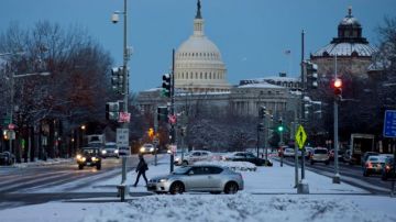 Debido a la tormenta invernal que azota el este del país, se postergó el voto para la extensión de beneficios de desempleo, ya que varios senadores no han podido regresar a Washington por cancelación de vuelos.