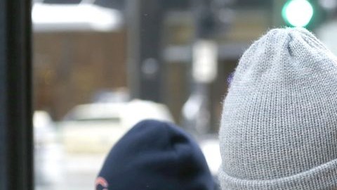 Para sobrevivir, tomemos el ejemplo de estos caballeros, hoy, en Chicago: Hay que salir con gorro, guantes, bufanda y un buen abrigo. No hay de otra.