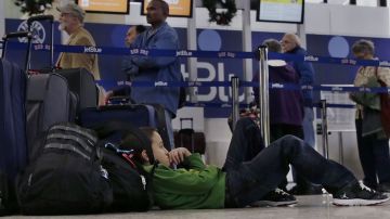 En el aeropuerto Logan, en Boston, la orden es descansar hasta que se reanuden las operaciones.
