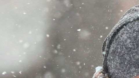 Muchas personas tuvieron que salir a las calles en varias ciudades del país, como esta mujer en San Louis, a pesar del peligroso frío que rompió récords de hace décadas.
