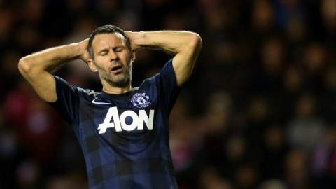 Ryan Giggs, volante del Manchester United, metió el balón en su propia portería
