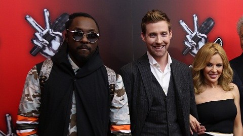 Kylie comparte protagonismo en el concurso con mentores como Tom Jones (d), will.i.am (i) y Ricky Wilson (c).