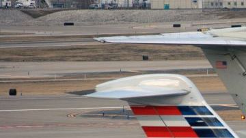 El nuevo diseño de la cola de los aviones American Airlines  a la izquierda, y el viejo, al a derecha, en un aeropuerto en St. Louis, Missouri.