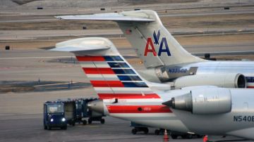 El nuevo diseño de la cola de los aviones American Airlines  a la izquierda, y el viejo, al a derecha, en un aeropuerto en St. Louis, Missouri.