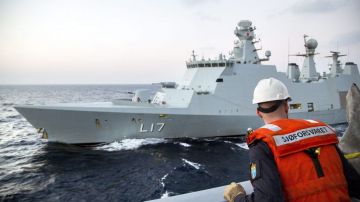 El buque de apoyo danés L17 "Esbern Snare" durante un ejercicio con la fragata noruega "Helge Ingstad", como una preparación para escoltar a los agentes químicos de Siria para su destrucción.