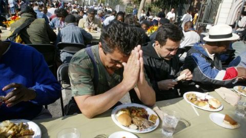 La pobreza ha obligado a muchos a recurrir a organizaciones benéficas para recibir comida gratuita. En esta foto, un grupo de personas recibe una cena de Día de Acción de Gracias en Los Ángeles.