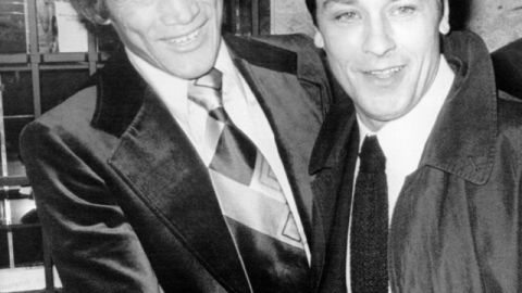 Monzón, en París, junto al Alain Delon, uno de sus amigos de esas horas y quien le apoyó hasta el final.