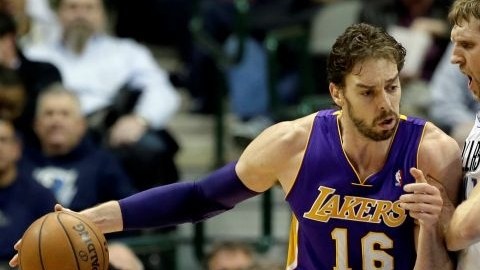 Pau Gasol (16) de Lakers lucha por una apertura a la canasta contra  Dirk Nowitzki de Mavericks, en la segunda mitad del partido, en Dallas.