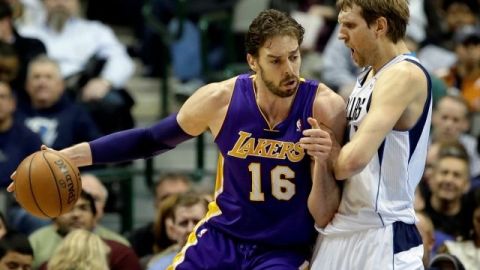 Pau Gasol (16) de Lakers lucha por una apertura a la canasta contra  Dirk Nowitzki de Mavericks, en la segunda mitad del partido, en Dallas.