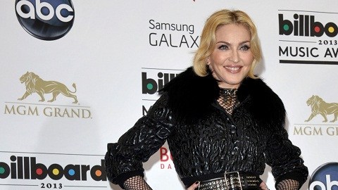 La “reina del pop” acudió con su nueva pareja a una fiesta del diseñador Valentino.