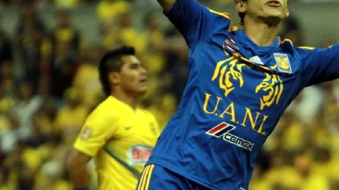 Alan Pulido pudiera jugar en Italia.