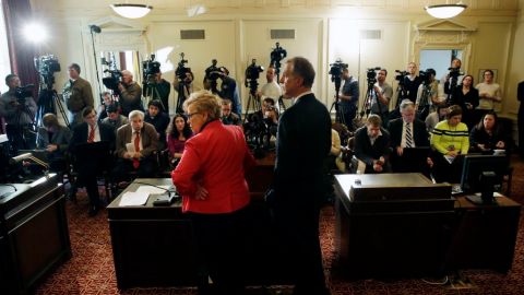 Los legisladores John S. Wisniewski (D-Sayreville) y Loretta Weinberg (D-Teaneck) cuestionaron las supuestas acciones de empleados del gobernador Chris Christie para afectar las operaciones del puente George Washington.