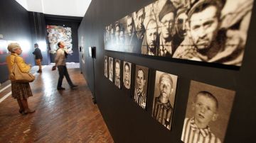 Víctimas del holocausto reciben tributo en museo.