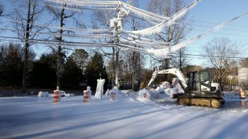 En Georgia, los cables que suministran energía electrica y servicios de television e intenet, quedaron congelados.