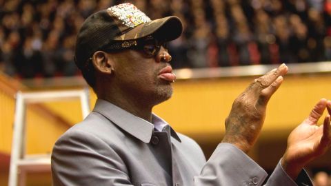 Dennis Rodman le cantó "Feliz cumpleaños" al líder norcoreano Kim Jong Un antes de encabezar a un equipo de exastros de la NBA.