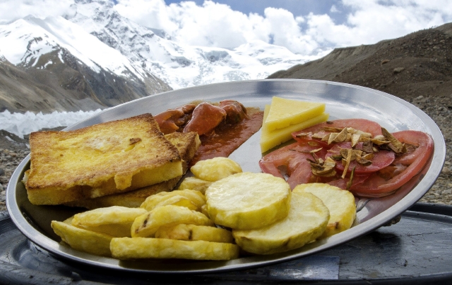 Uno de los platos que prepara el cocinero nepalí Nathi Sherpa en los campamentos.