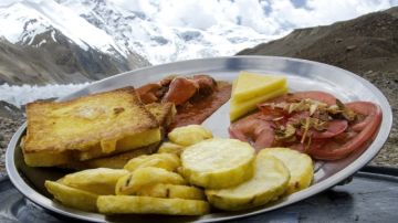 Uno de los platos que prepara el cocinero nepalí Nathi Sherpa en los campamentos.