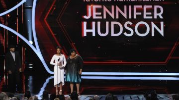 Hudson lleva una fundación junto a su La actriz y cantante Jennifer Hudson, izquierda, recogió su galardón junto a su hermana Julia. Ayudando a otros, ambas han sobrevivido a la tragedia en la cual perdieron a sus seres amados en el 2008.