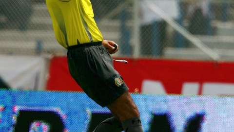 La mala actuación del silbante Ricardo Arellano en el juego entre América y Tigres reabrió la controversia arbitral en la Liga MX.