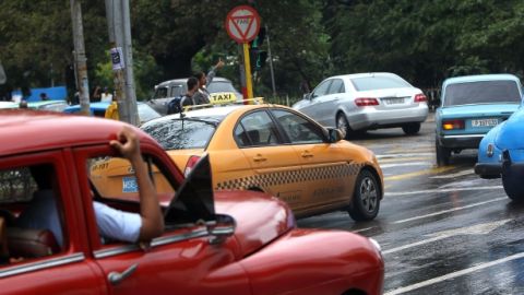 Un taxi estatal circula por una céntrica calle de La Habana, Cuba.