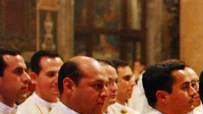 La congregación se encuentra reunida para renovarse.