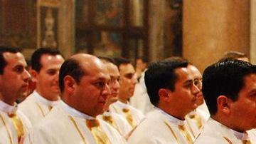 La congregación se encuentra reunida para renovarse.