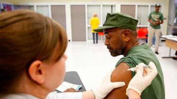Joseph Robert recibe la vacuna contra la influenza en una centró de servicios sociales en Houston.