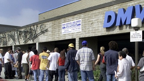 El DMV de California podría adelantar la fecha de emisión de las nuevas licencias para indocumentados si logran cumplir con las nuevas regulaciones y preparativos de las oficinas para procesar las solicitudes antes del 1ro de enero del 2015..