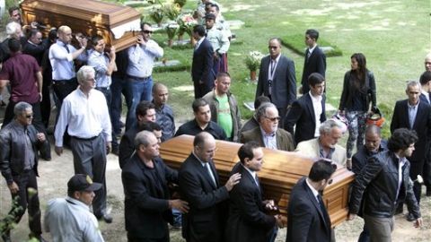 El féretro de la actriz fue trasladado por sus hermanos y por el actor Manuel "Coko" Sosa.