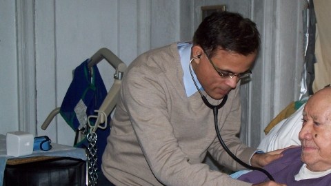 El dominicano Leopoldo Imbert, quien cumplirá 105 años en febrero, es un beneficiado del cuidado médico en casa para su cáncer de próstata.