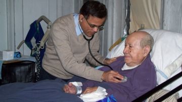 El dominicano Leopoldo Imbert, quien cumplirá 105 años en febrero, es un beneficiado del cuidado médico en casa para su cáncer de próstata.
