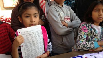 Jersey Vargas, de 10 años, muestra la carta que enviará al Papa.