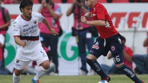 Cristian Ezequiel Llama intenta fabricar una jugada a la ofensiva