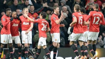 Los jugadores del Machester United celebran en Old Trafford su primer triunfo del año