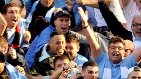 Sergio Agüero, del Mancheter City, celebra su gol al  Manchester United en el Etihad Stadium.