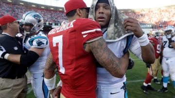 El quarterback de los 49ers, Colin Kaepernick (7), felicita a Cam Newton, el mariscal de campo de Carolina, tras la victora de los Panthers en San Francisco.