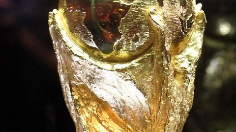 La Copa Mundial de la FIFA llegó a Chile ayer, dentro de la gira que abarca más de 80 naciones.